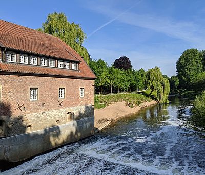 Ein Blick auf den Fluss am Haus vorbei
