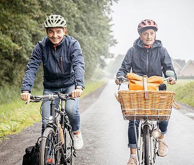 Zwei Radfahrer radeln auf der Friedensroute