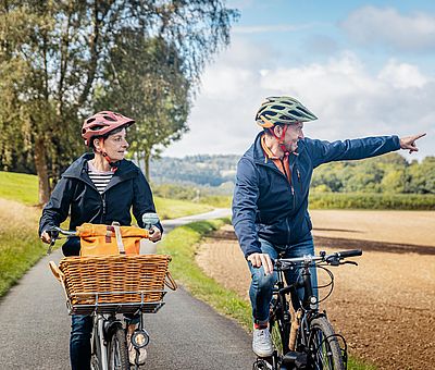 Zwei Personen fahren Fahrrad